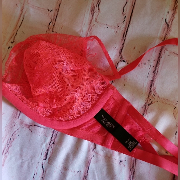 EUC Victoria's Secret Red Lace Bra Size 32C - Picture 5 of 10